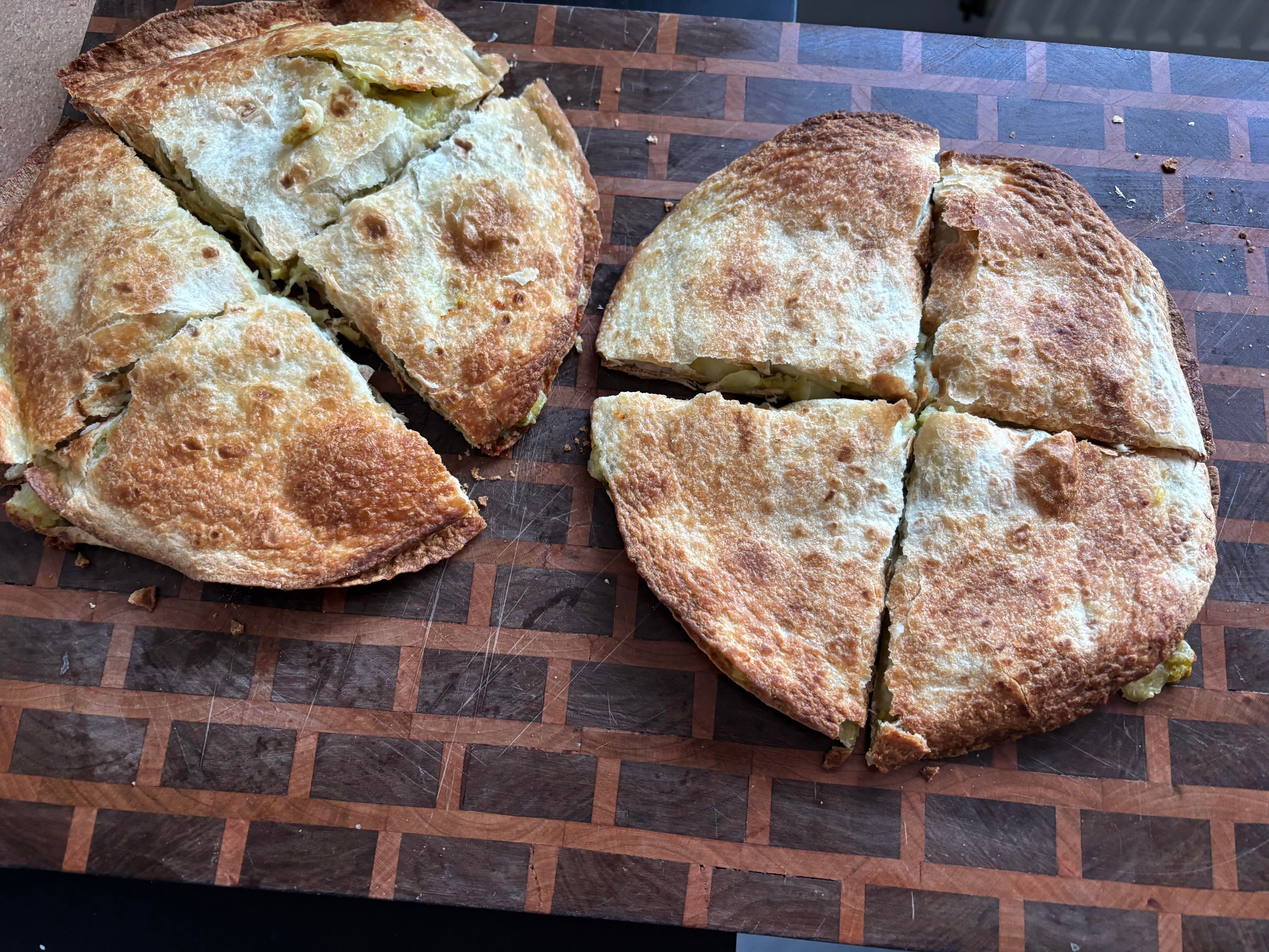 2 Quesadillas croustillantes à la patate, avec des petits poids et du fromage